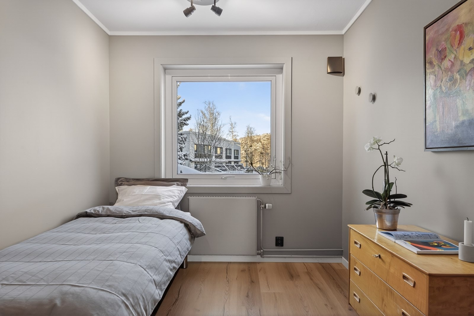 Boligens andre soverom har god størrelse og passer utmerket som gjesterom, barnerom eller kontor. Galleribilde