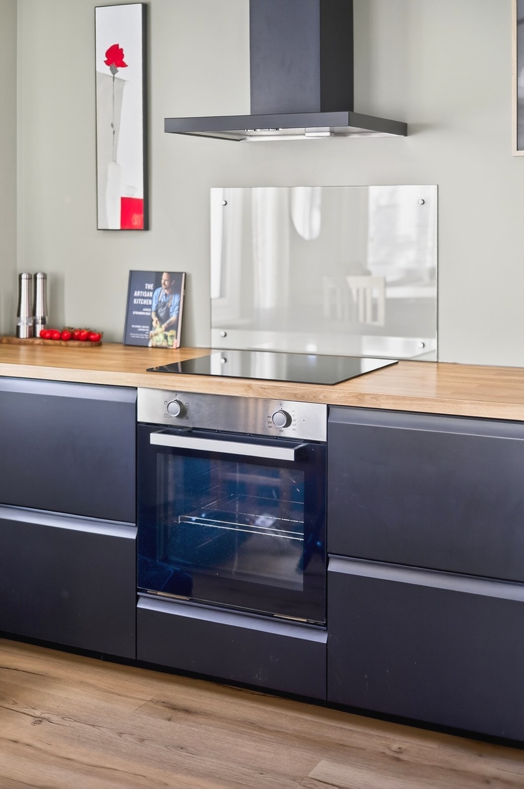 En estetisk og gjennomført løsning med glassbeskyttelse som effektivt skjermer mot fettsprut under matlaging. Galleribilde