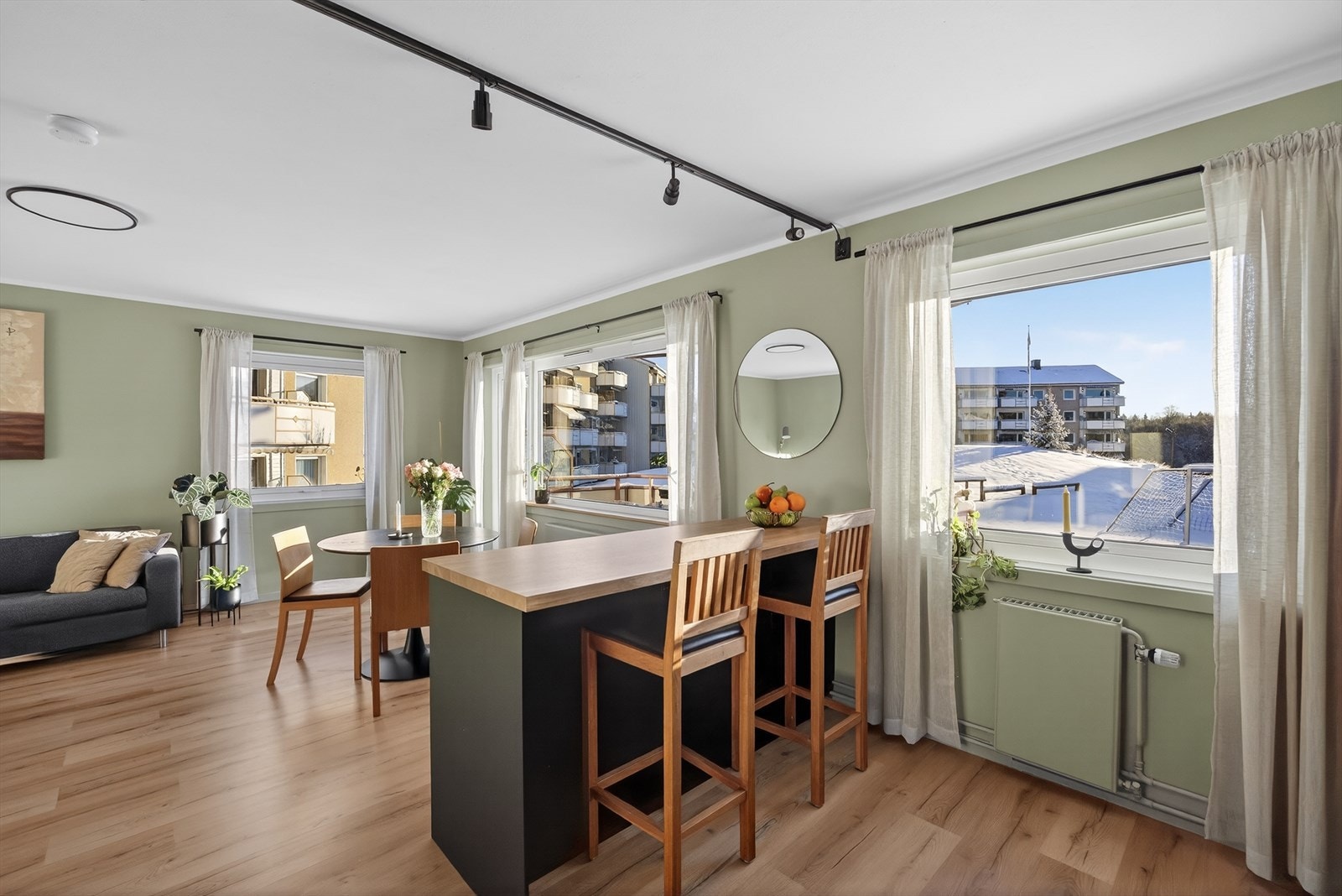 Store vindusflater som slipper inn svært godt med lys, og som hjørneleilighet får man et "ekstra" vindu og en luftig romfølelse. Galleribilde