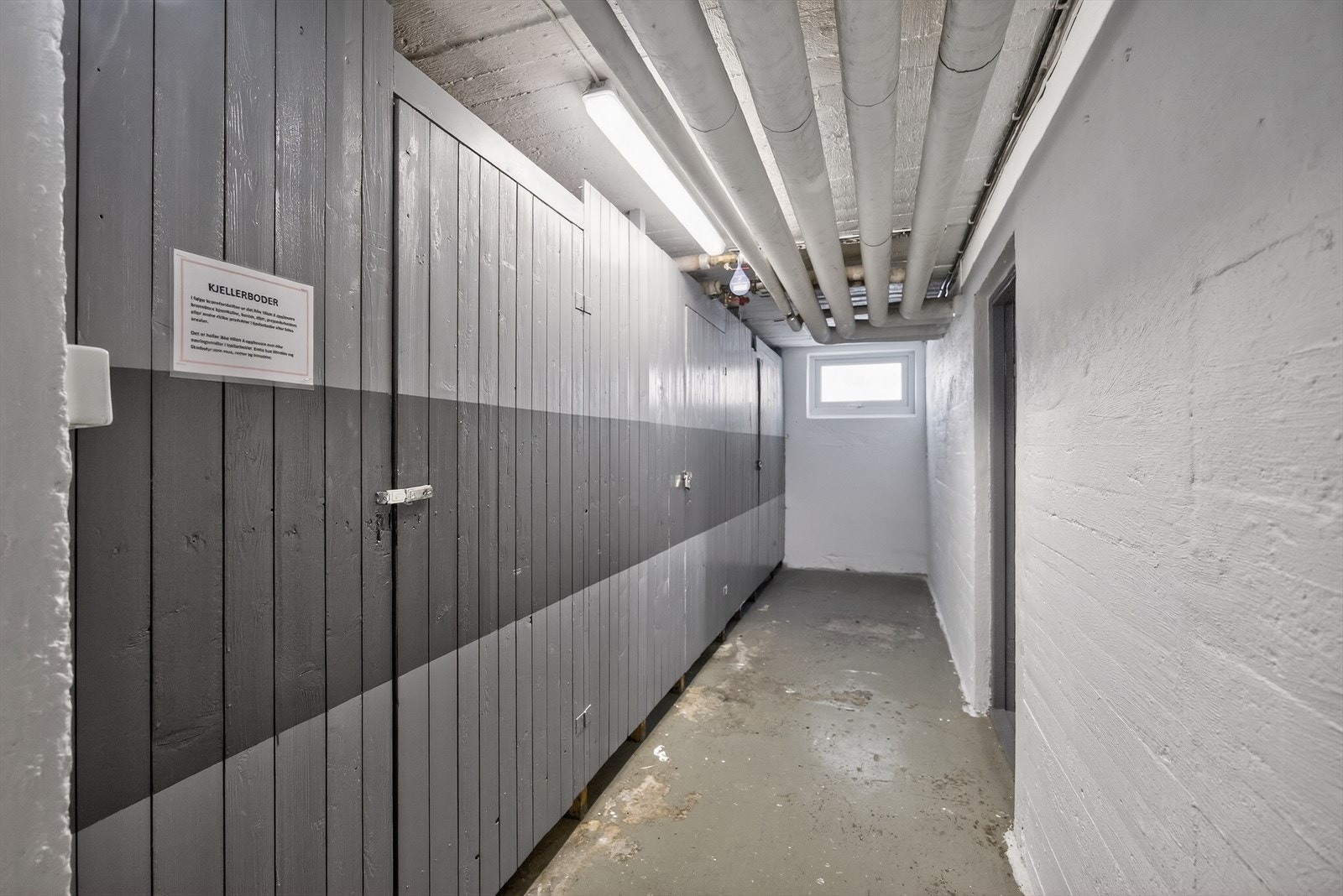 Boligen disponerer to boder i fellesarealene på totalt 10kvm, som gir gode oppbevaringsmuligheter. Galleribilde