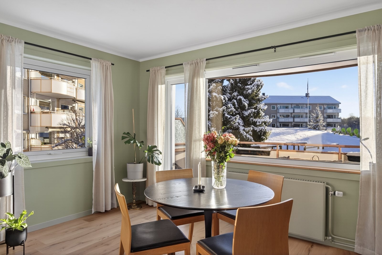 Fra stuen er det utgang til en opphøyet og innbydende balkong med gode solforhold og en åpen, luftig følelse. Galleribilde