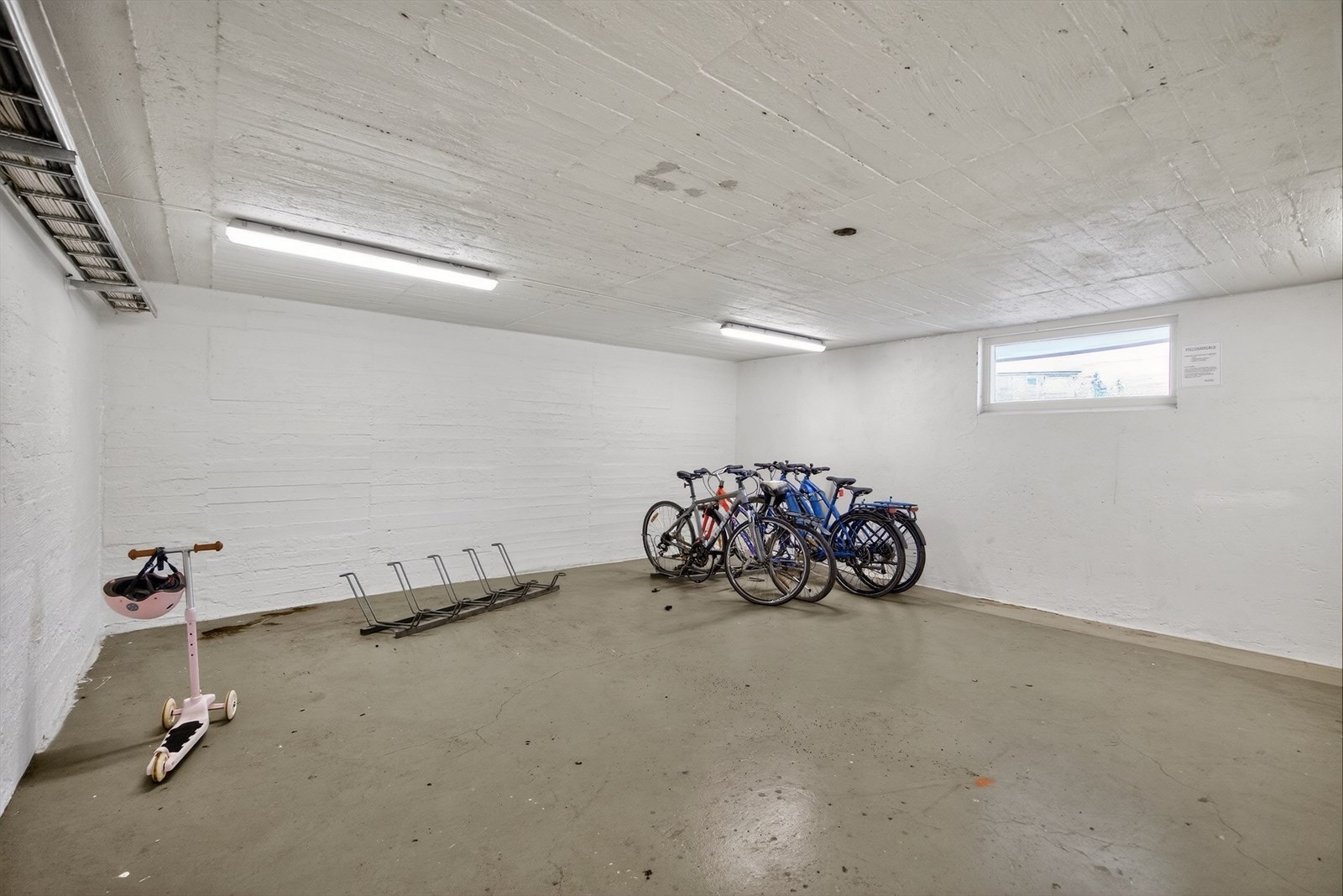 Sykkelparkering i kjeller. Galleribilde