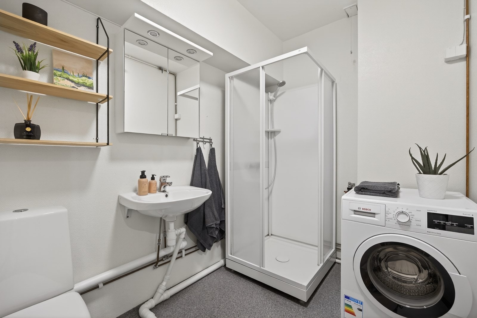 Badet er av enklere standard og ble oppgradert i 2013 ifølge tidligere eier. Det er ikke kjent feil eller mangler av vesentlig karakter. Galleribilde