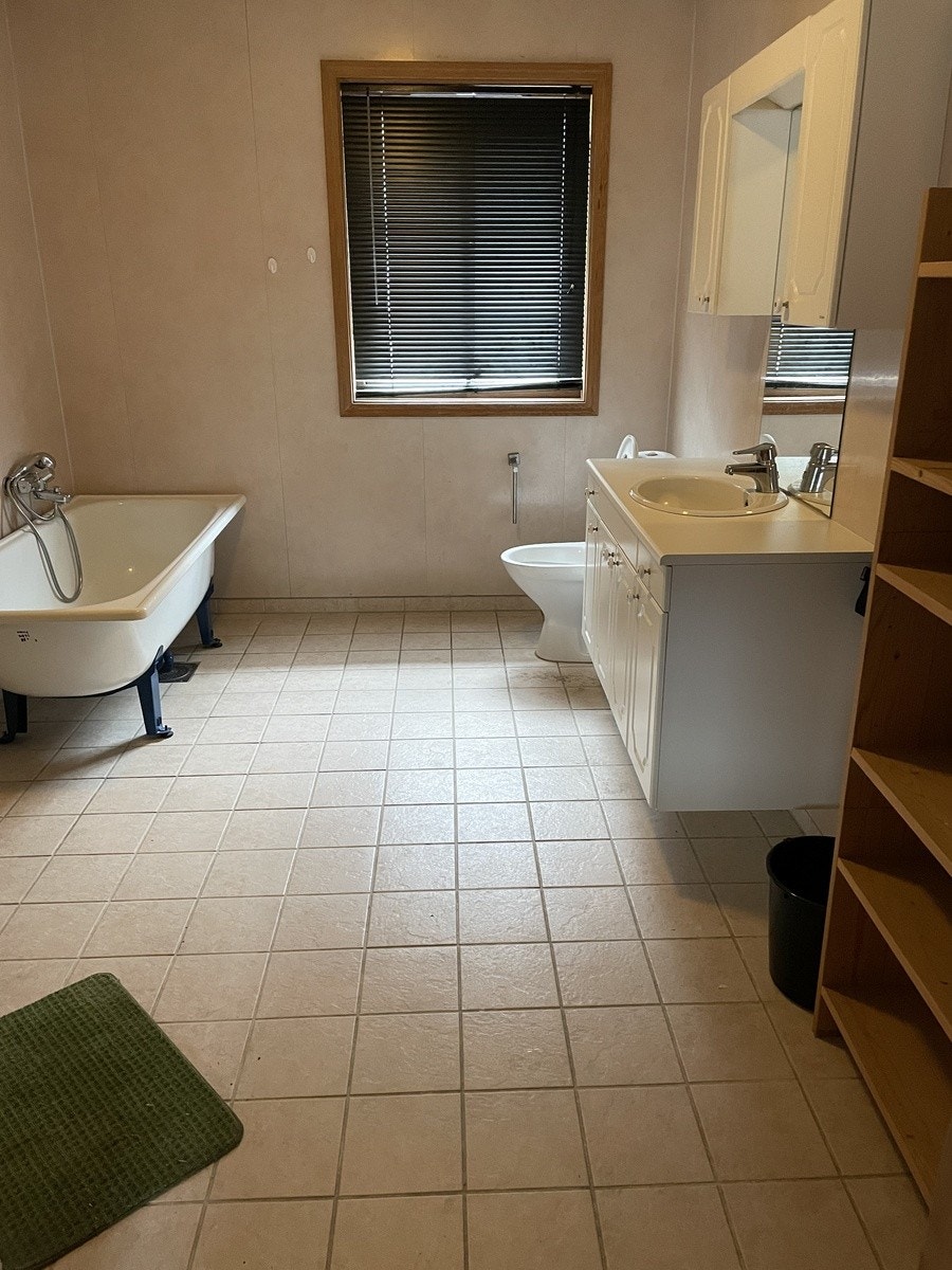 Bad i førsteetg. Badekar og dusj. Galleribilde