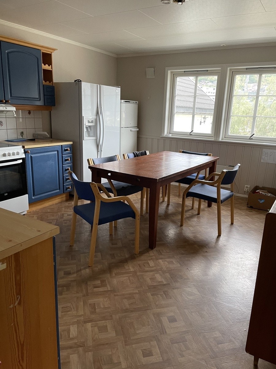 Kjøkken med spisebord Galleribilde