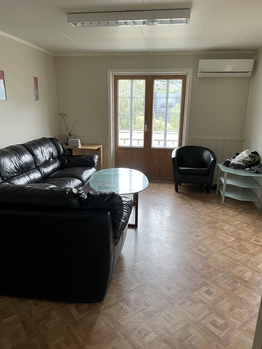 Sture/opphold med god plass sat utgang til terrasse Galleribilde