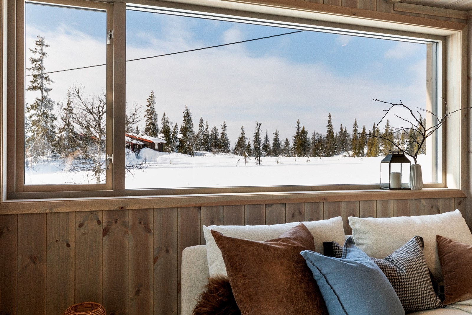 Store vindusflater gir et godt dagslys inn i hytta Galleribilde