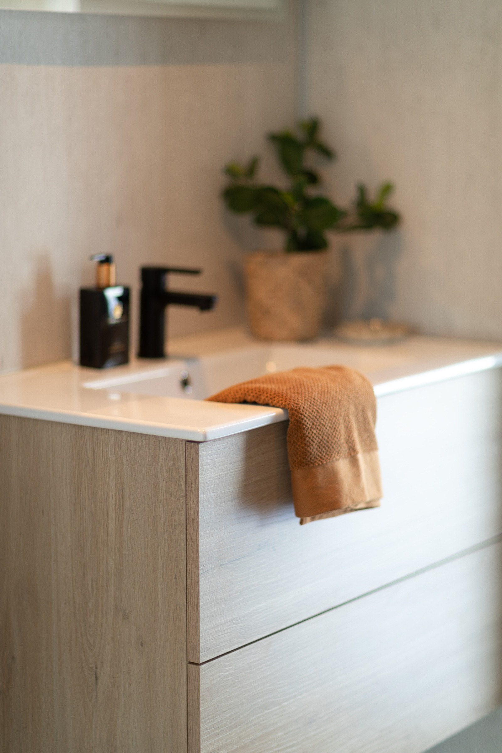 Innredning med underskuffer og heldekkende servantbenk Galleribilde