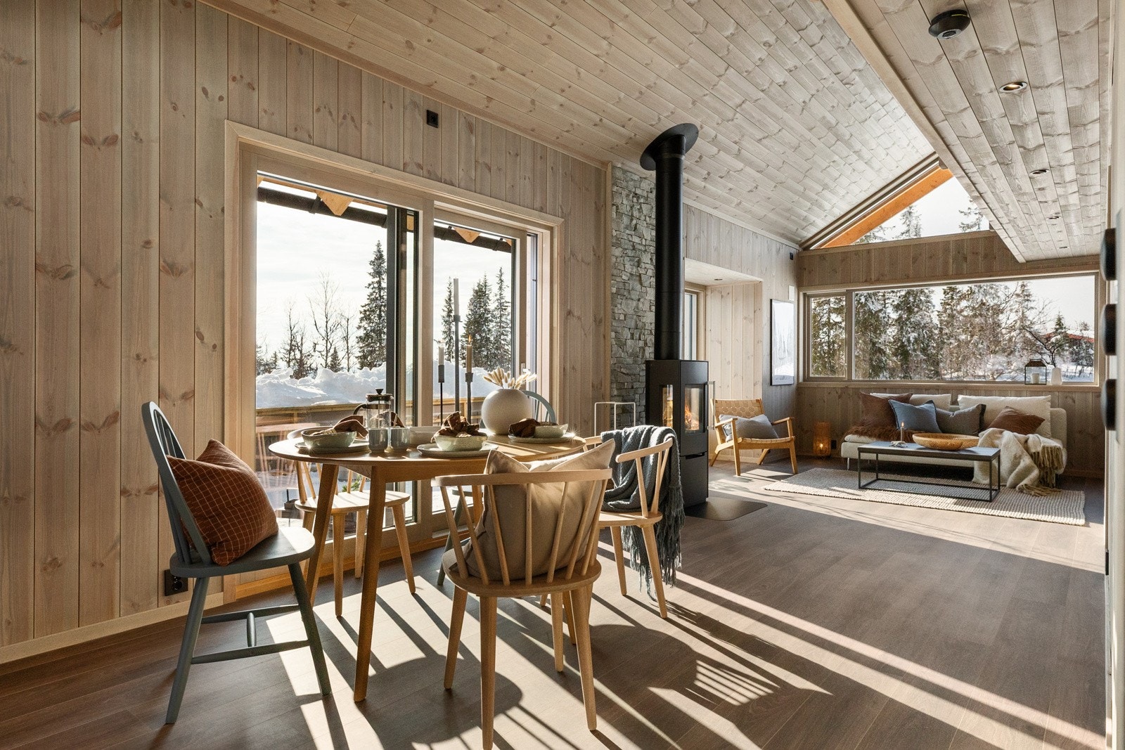 Panel på vegger og himling, laminatgulv Galleribilde