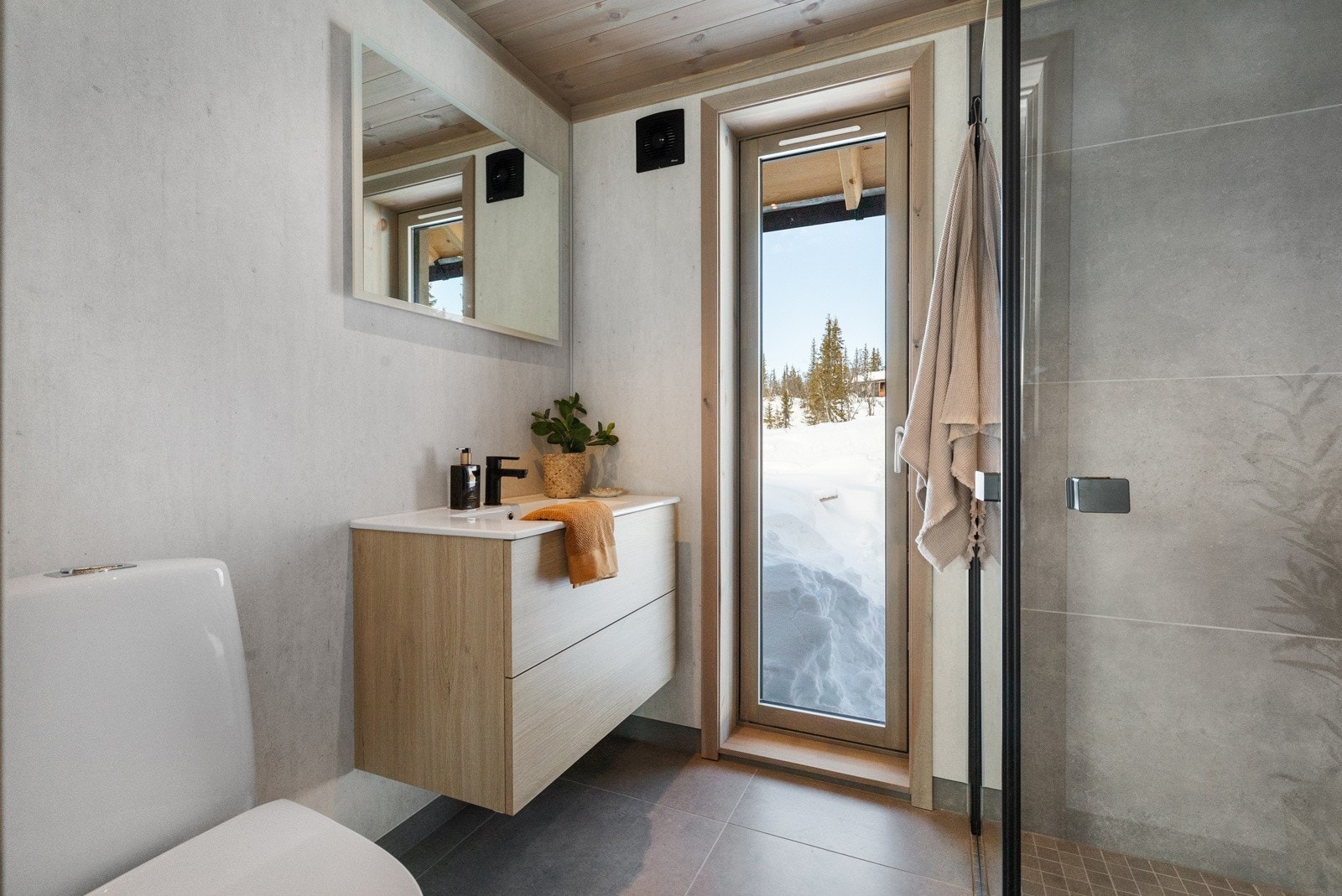 Baderomsplater på vegg og flislagt gulv Galleribilde