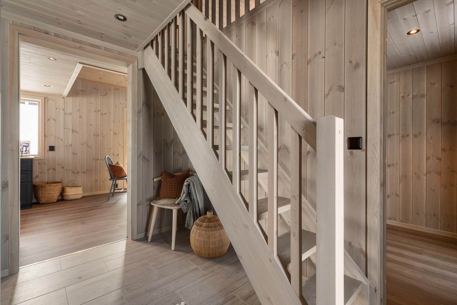 Trapp opp til hems fra mellomgang Galleribilde