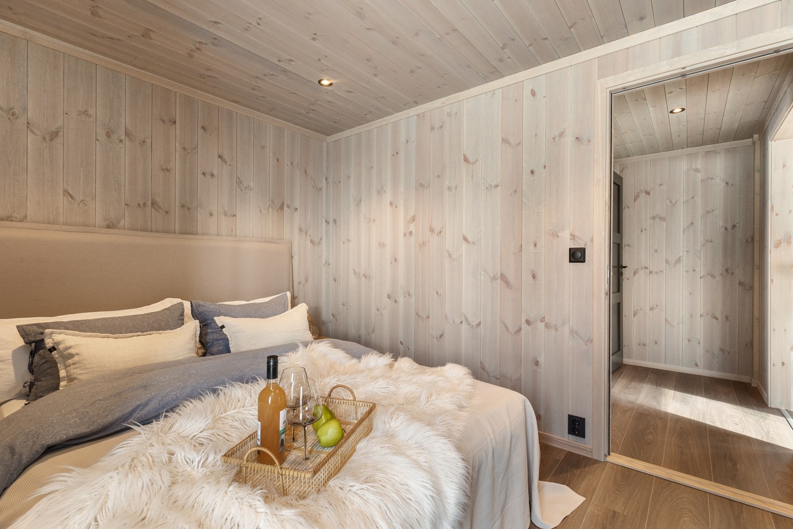 Begge rommene har plass til både dobbeltseng, kommode eller garderobeskap Galleribilde