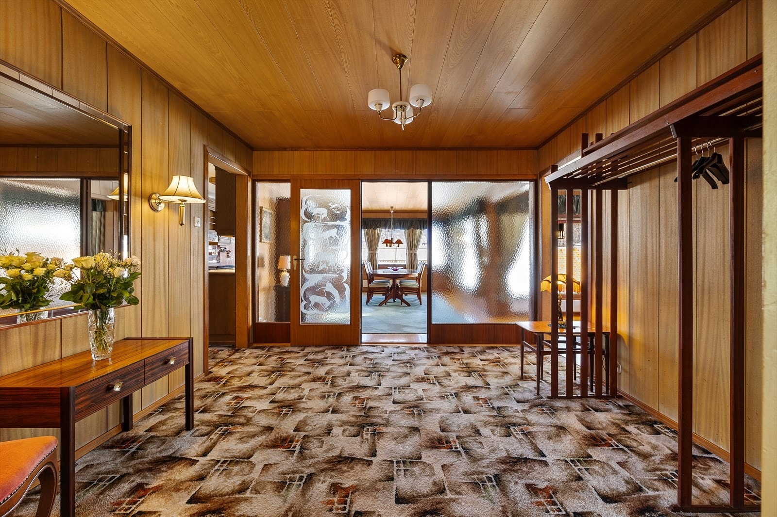 Den originale glass-skyvedøren er bevart og leder inn til spisestuen. Galleribilde