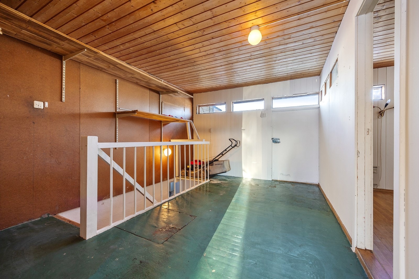 De utvendige bodene har praktisk tilgang direkte fra carporten. Galleribilde