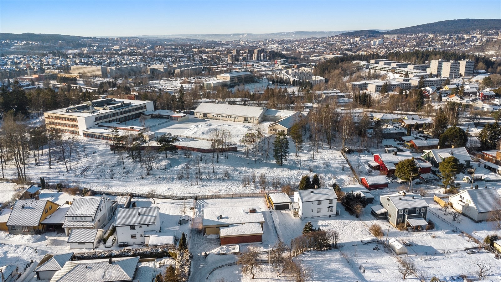 Stovner skole (1.-7. trinn) er en av de nærmeste naboene, noe som gir en kort og trygg skolevei. Galleribilde