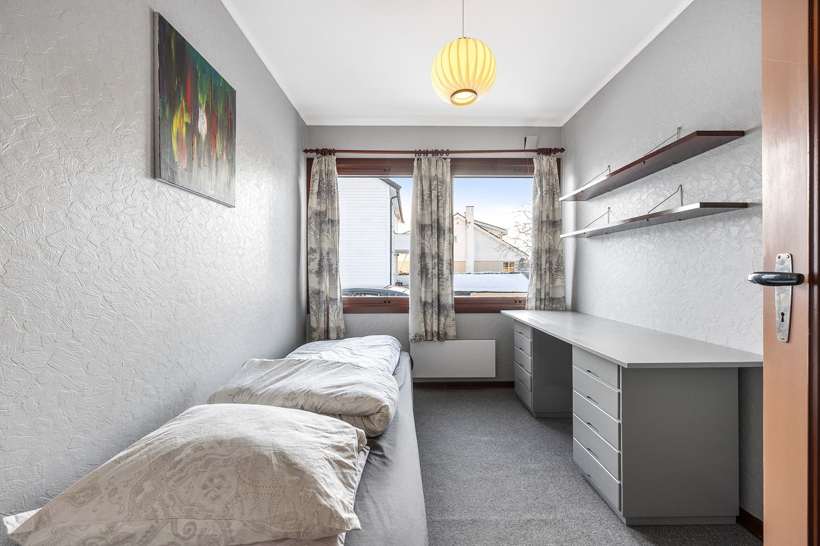 Det andre soverommet passer utmerket som barnerom eller kontor. Galleribilde