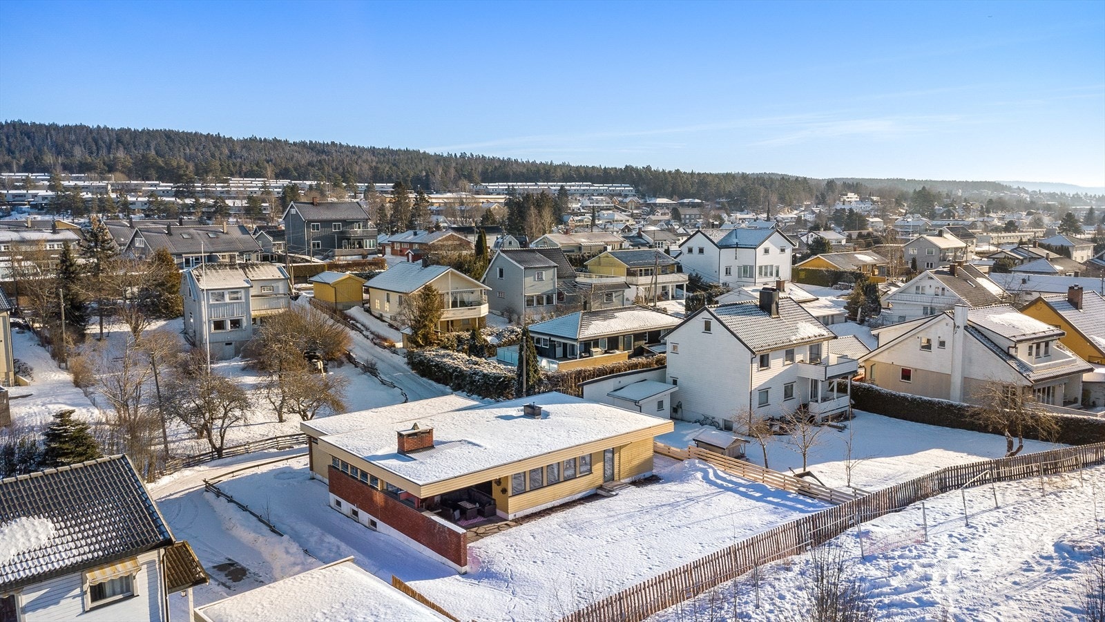 Boligen ligger i et etablert og barnevennlig villastrøk på Stovner. Galleribilde