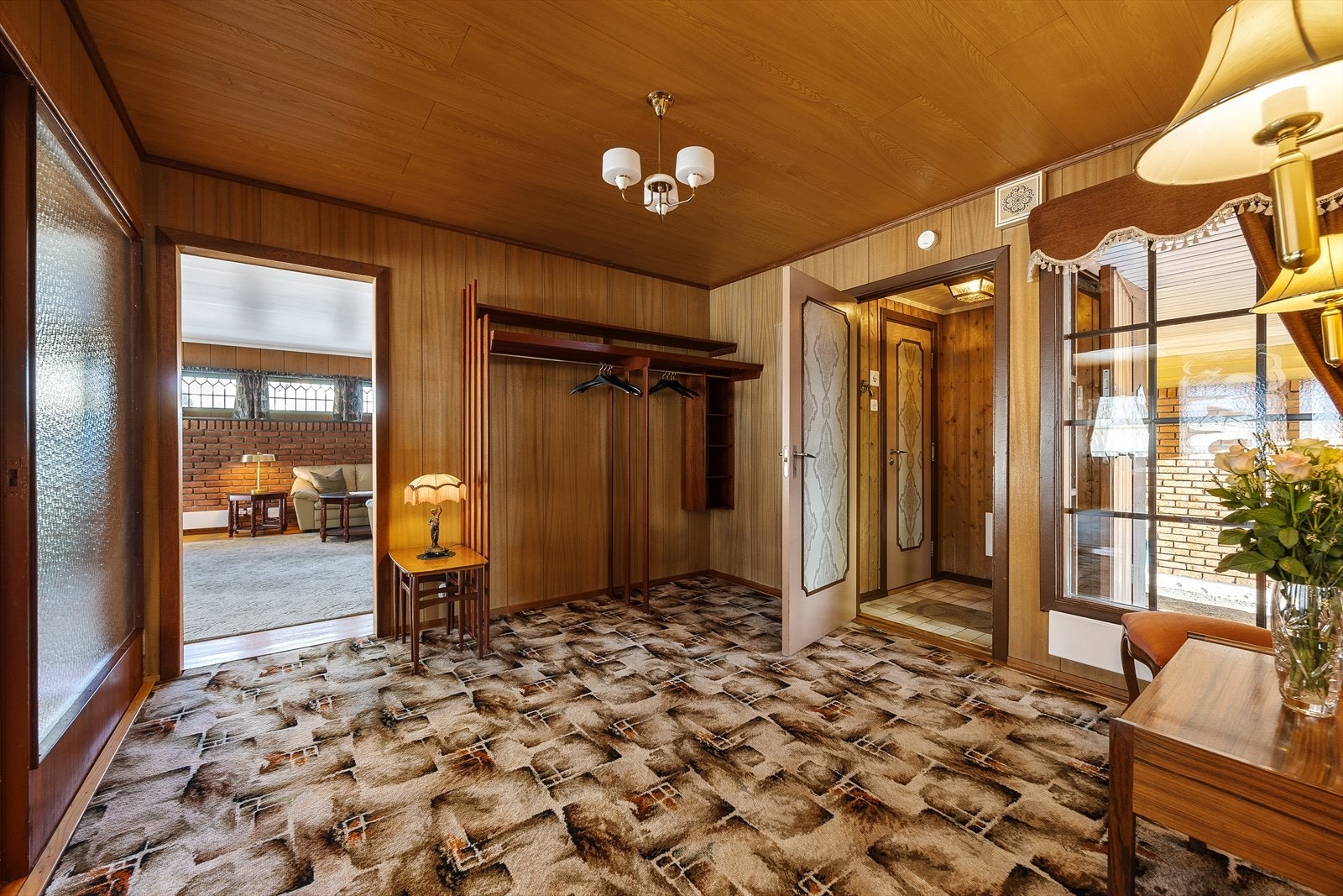 Velkommen inn i en romslig hall med god plass til oppbevaringsløsninger. Galleribilde