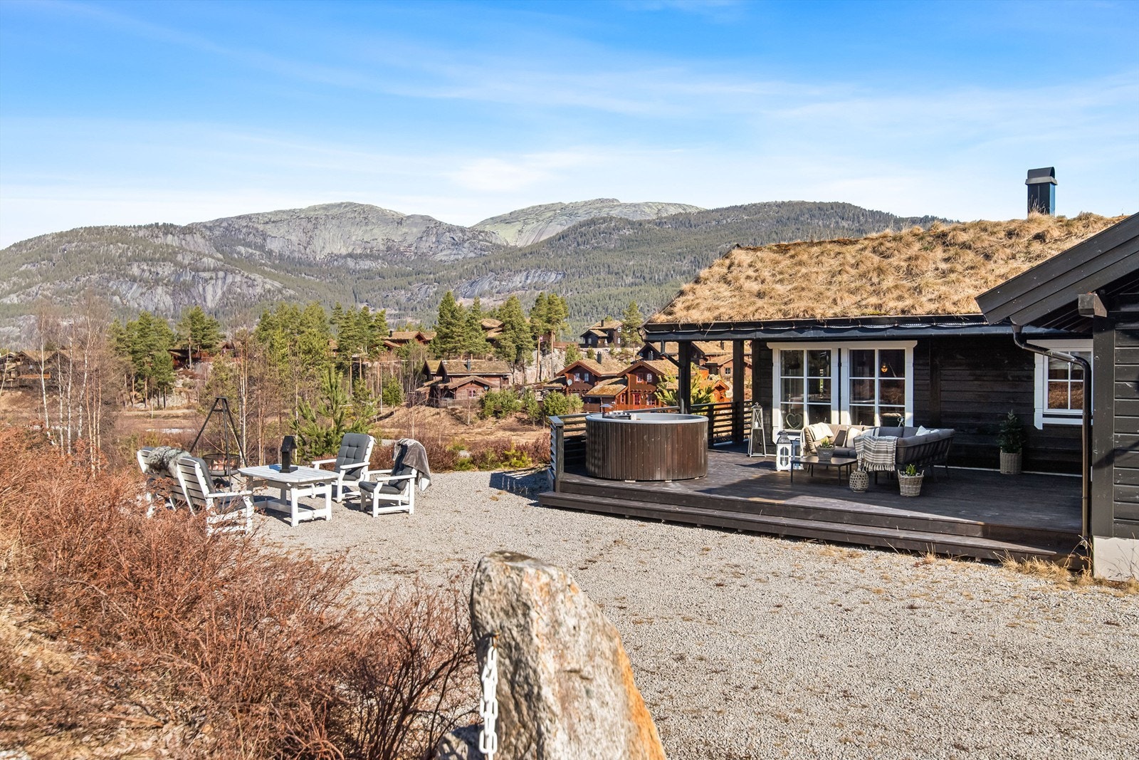 Velholdt og praktisk hytte med alt på en flate, med hems og stor bod. Galleribilde