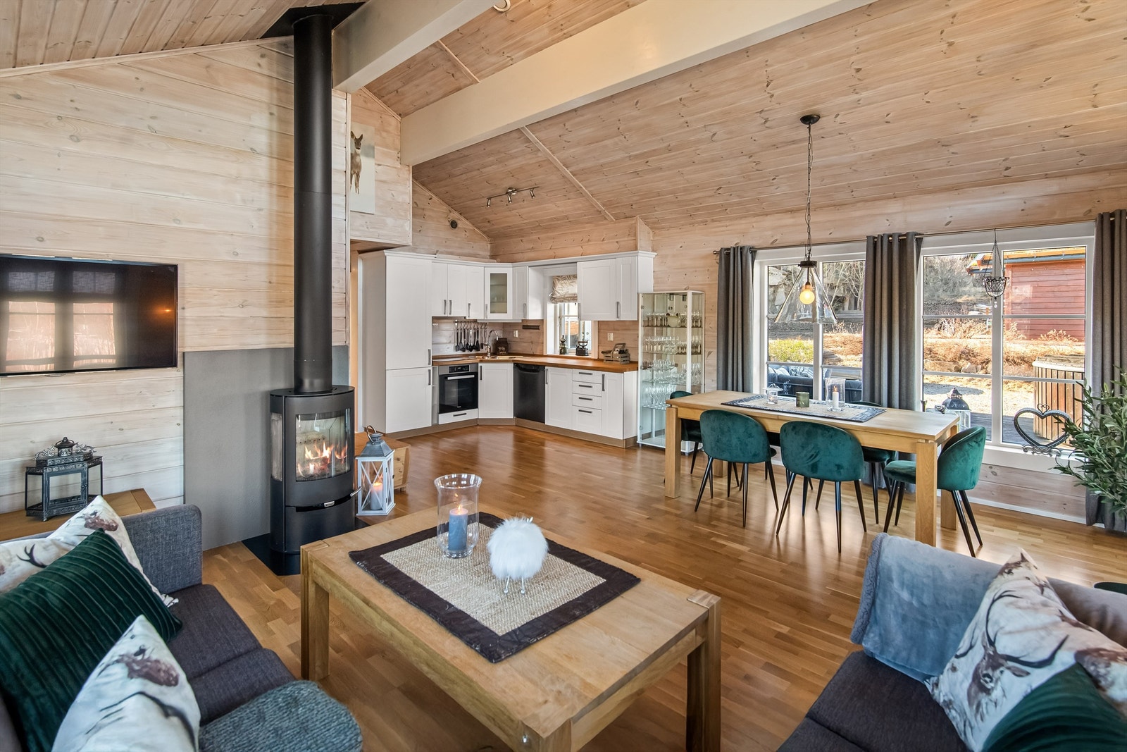 Den åpne planløsningen mellom kjøkken og stue skaper et romslig og sosialt område Galleribilde