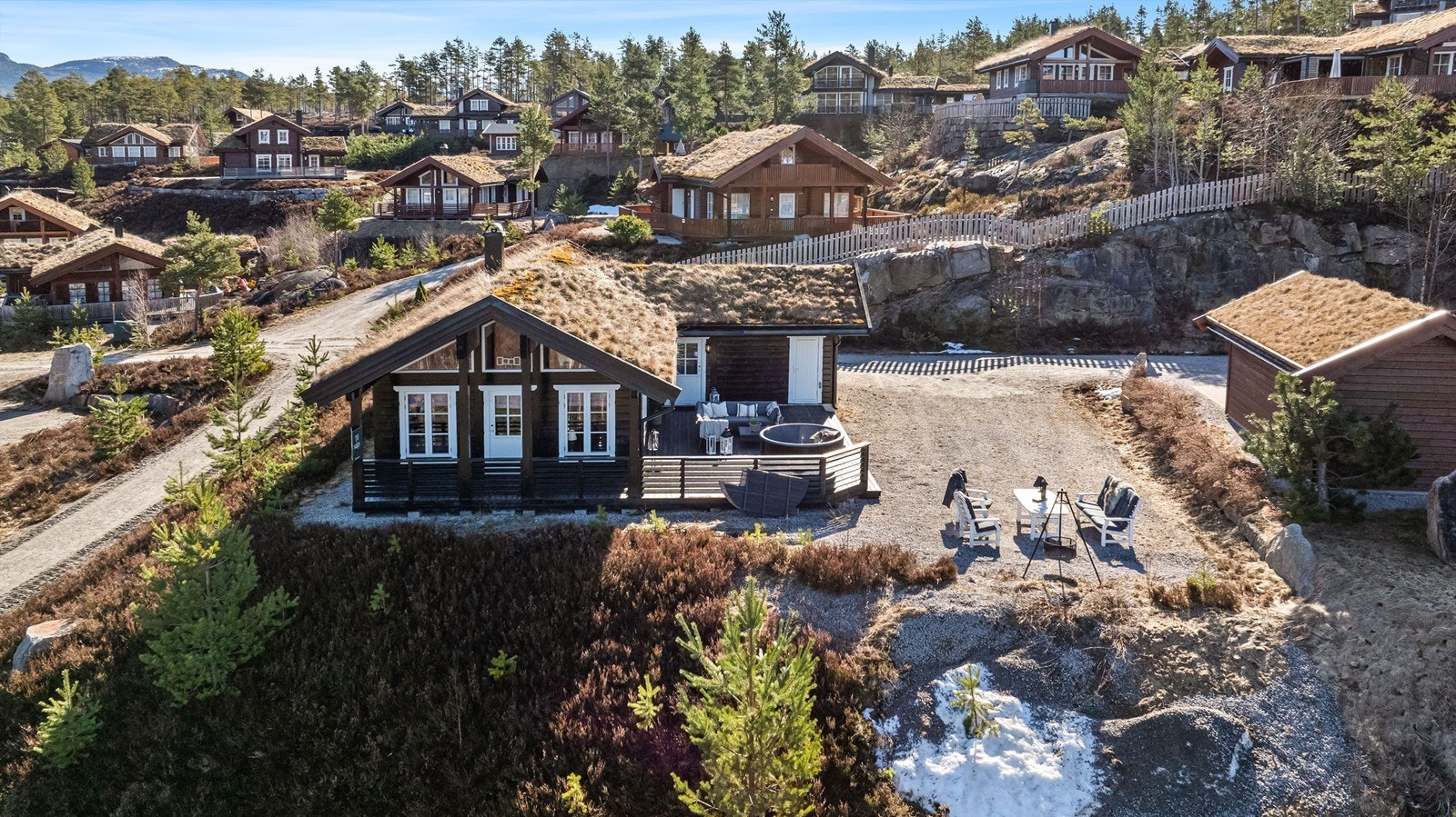 Hytten ligger fint til i blindvei og med usjenerte utearealer Galleribilde