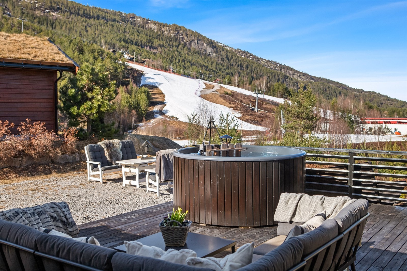 Terrasse med fantastisk beliggenhet, kun et steg unna alpinbakken, ideell for vinteraktiviteter. I tillegg til flotte turområder, sommerstid. Galleribilde
