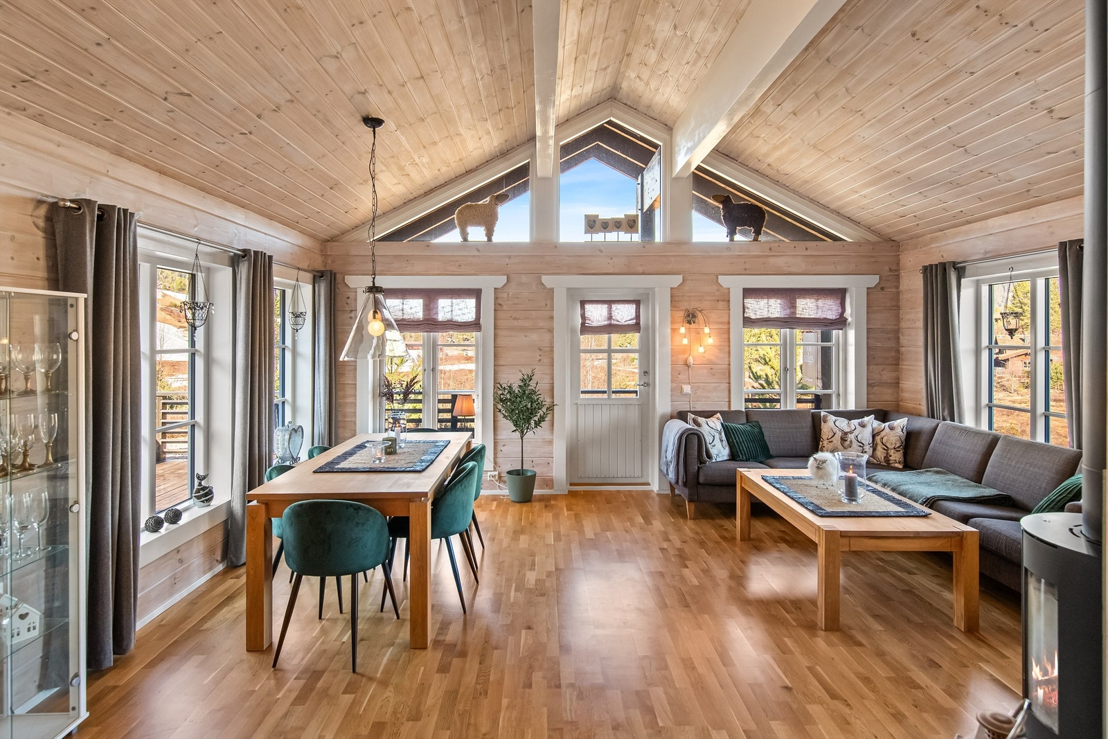 Hytten inneholder entrè, stue/kjøkken, bad, toalettrom og tre soverom. Galleribilde