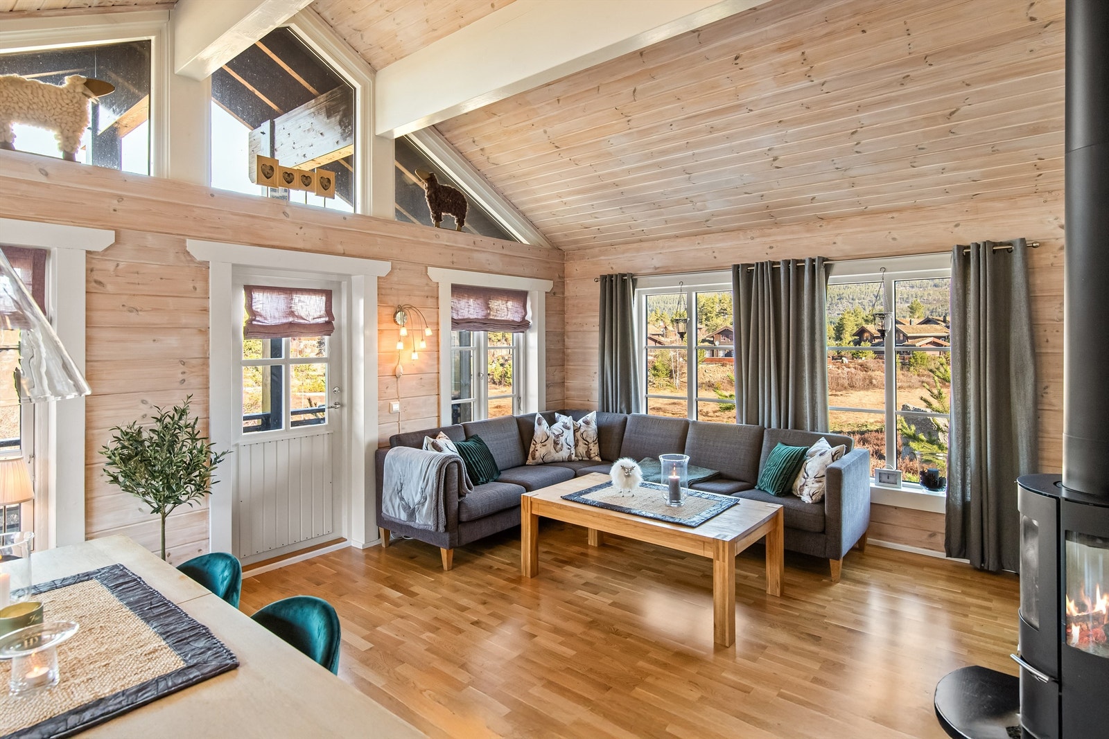 Vedovn i stuen med 3 flammesider, slik at det kan nytes fra både spisestue og salong Galleribilde