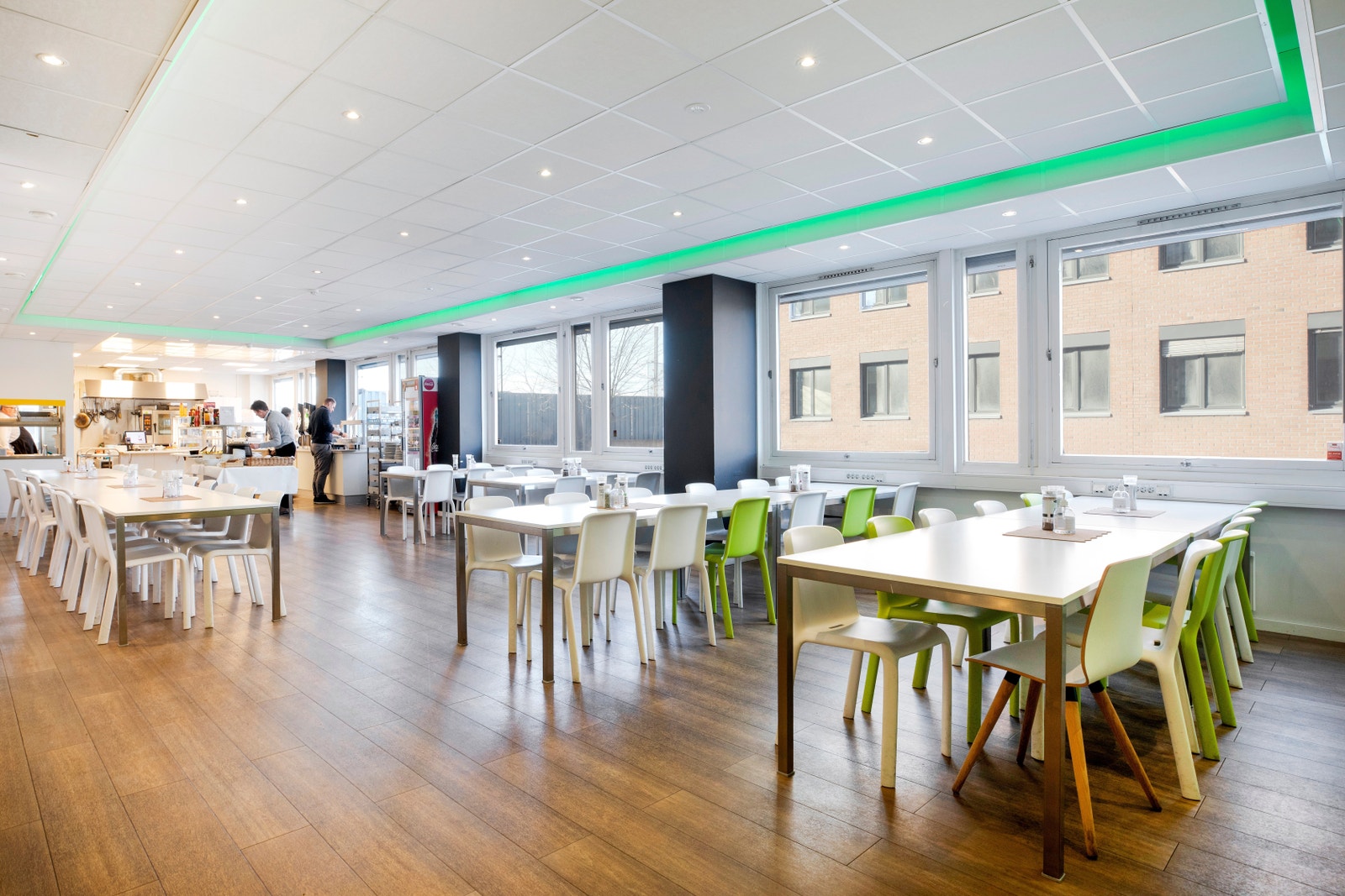 Hyggelig kantine i første etasje. Galleribilde