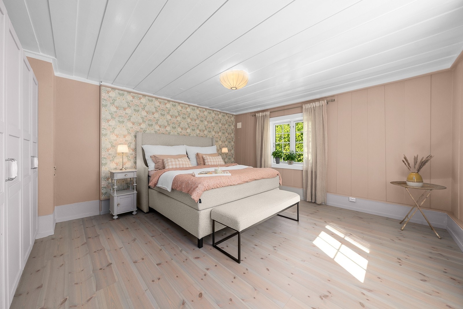 Soverom I - Legg merke til detaljene med brede lister og lekker tapet Galleribilde