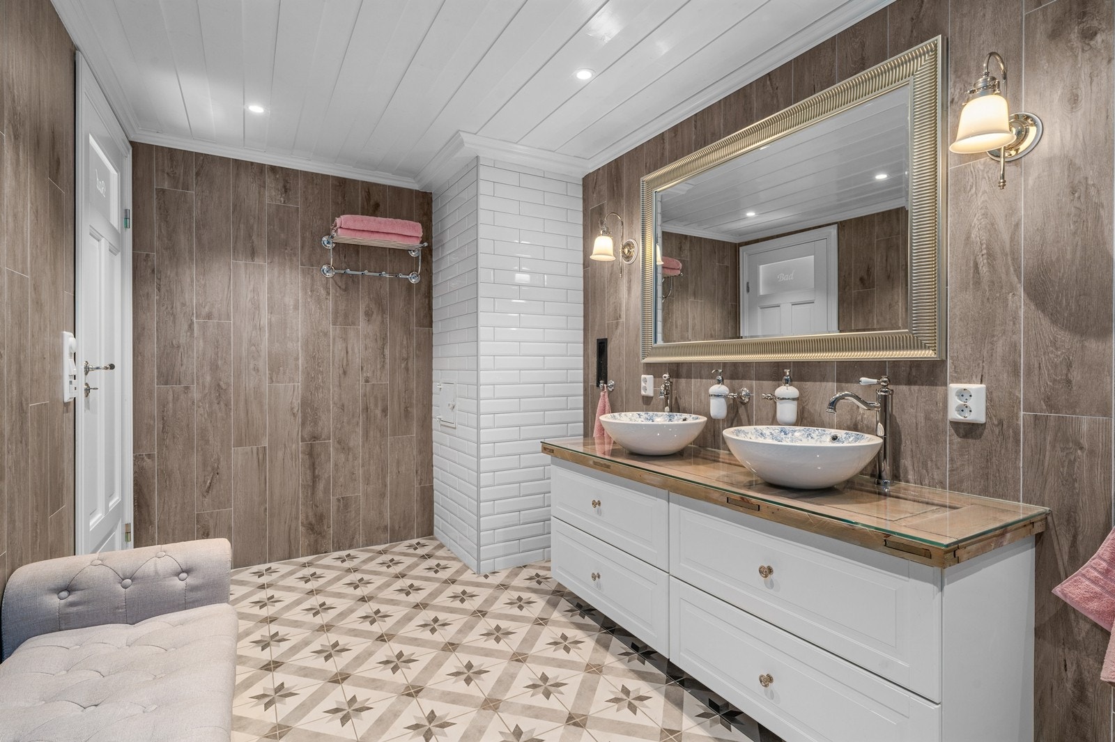 Flislagte gulv med varmekabler, veggflater med flis og malte himlingsflater med downlights Galleribilde