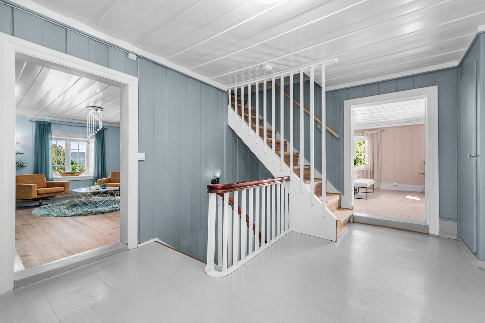 I andre etasje finner man boligens fire soverom, hovedbad og to TV-stuer Galleribilde