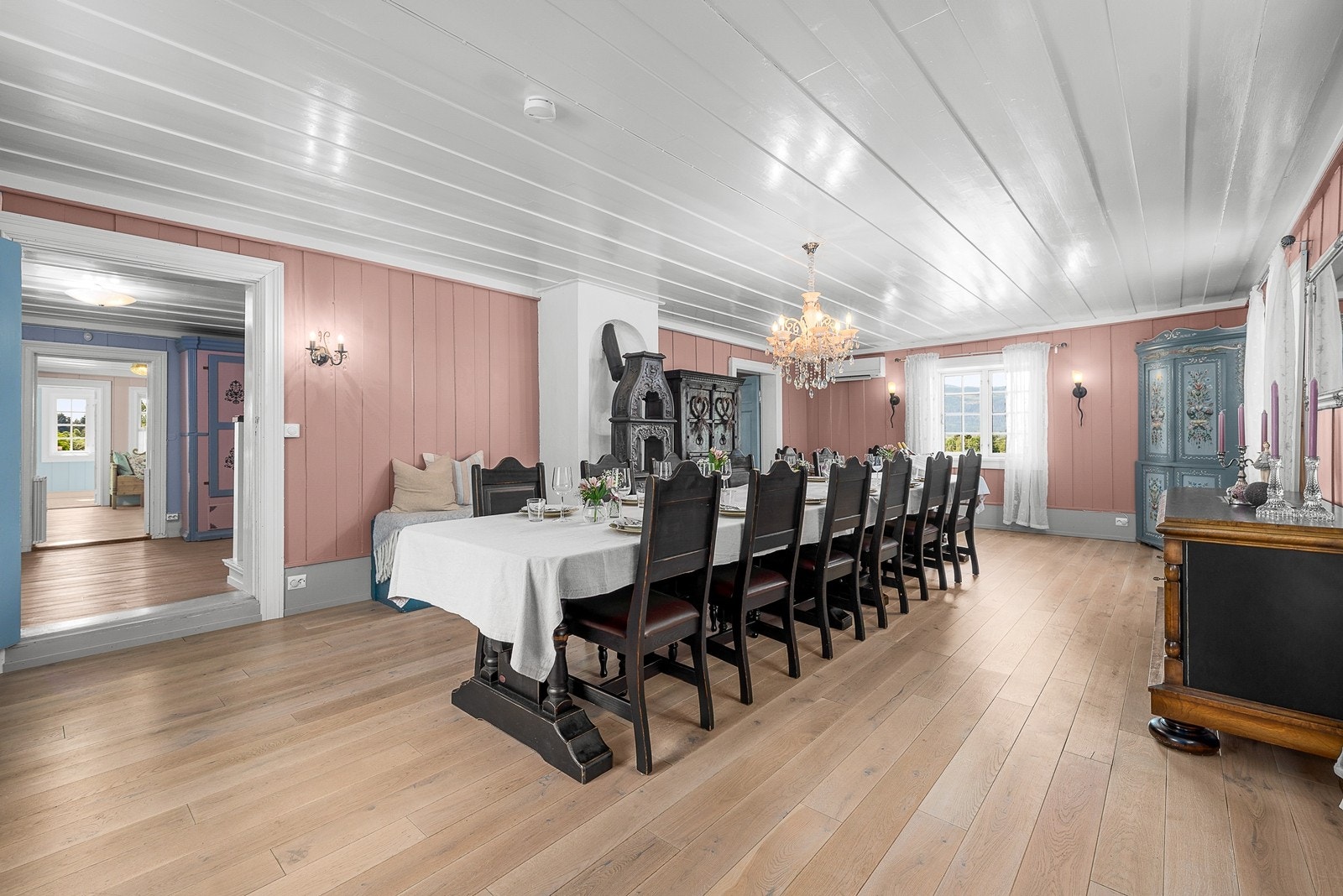 Storstuen er et stort rom med sjenerøs plass til stort spisebord med mange sitteplasser og er perfekt til selskaper - Nyt juleselskapet med hele slekten her Galleribilde