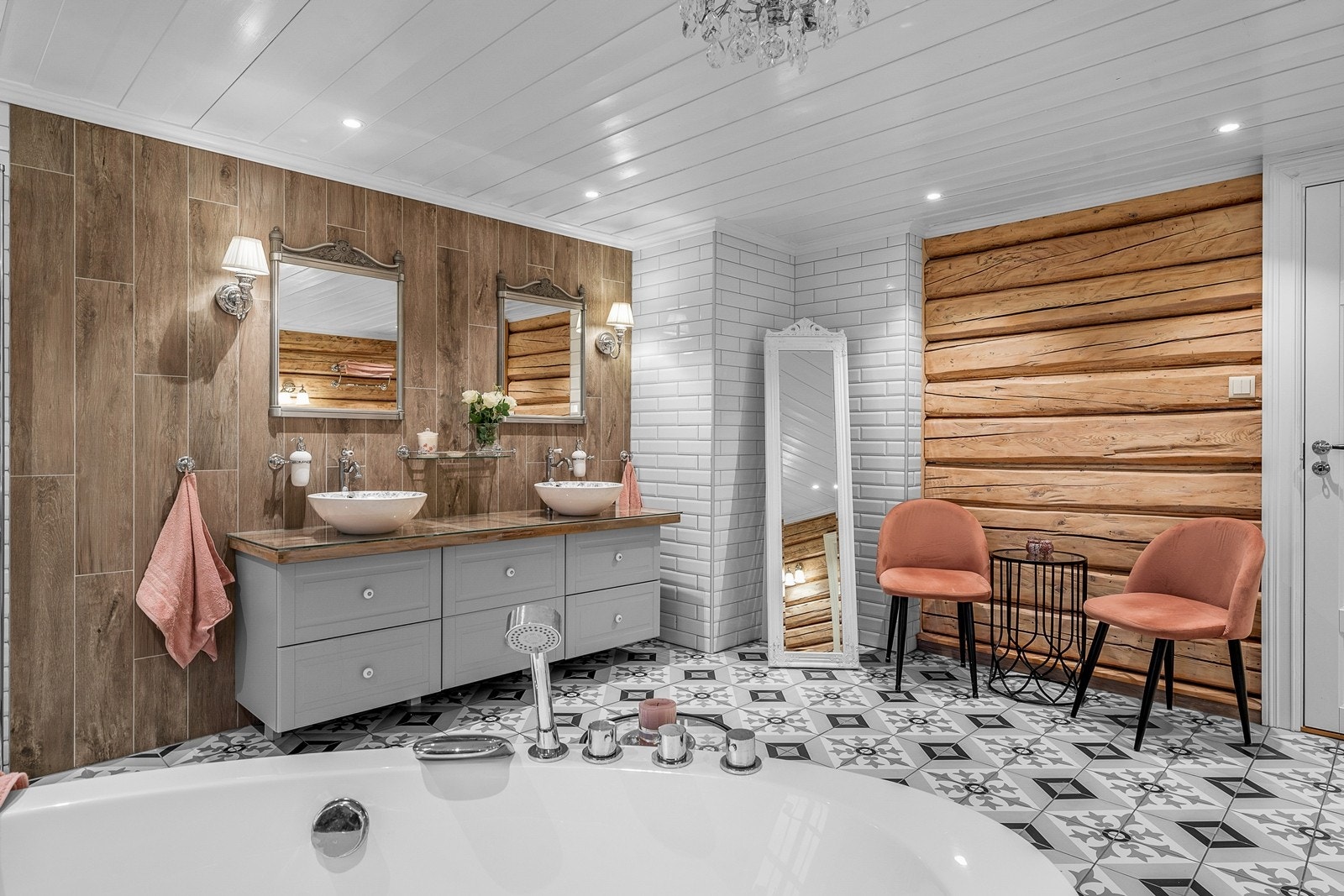 Baderomsinnredningen har en benkeplate som er gjenbruk av en gammel dør fra boligen, og med store skuffer under for oppbevaring Galleribilde