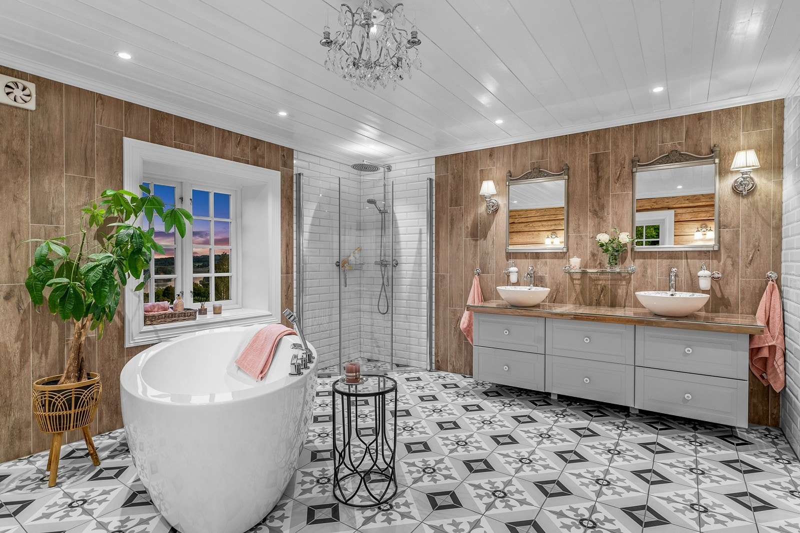 Lekkert, gulvmontert badekar på badet med dusjbatteri og vindu med nydelig utsikt mot Vorma. Perfekt for en avslappende spatime Galleribilde