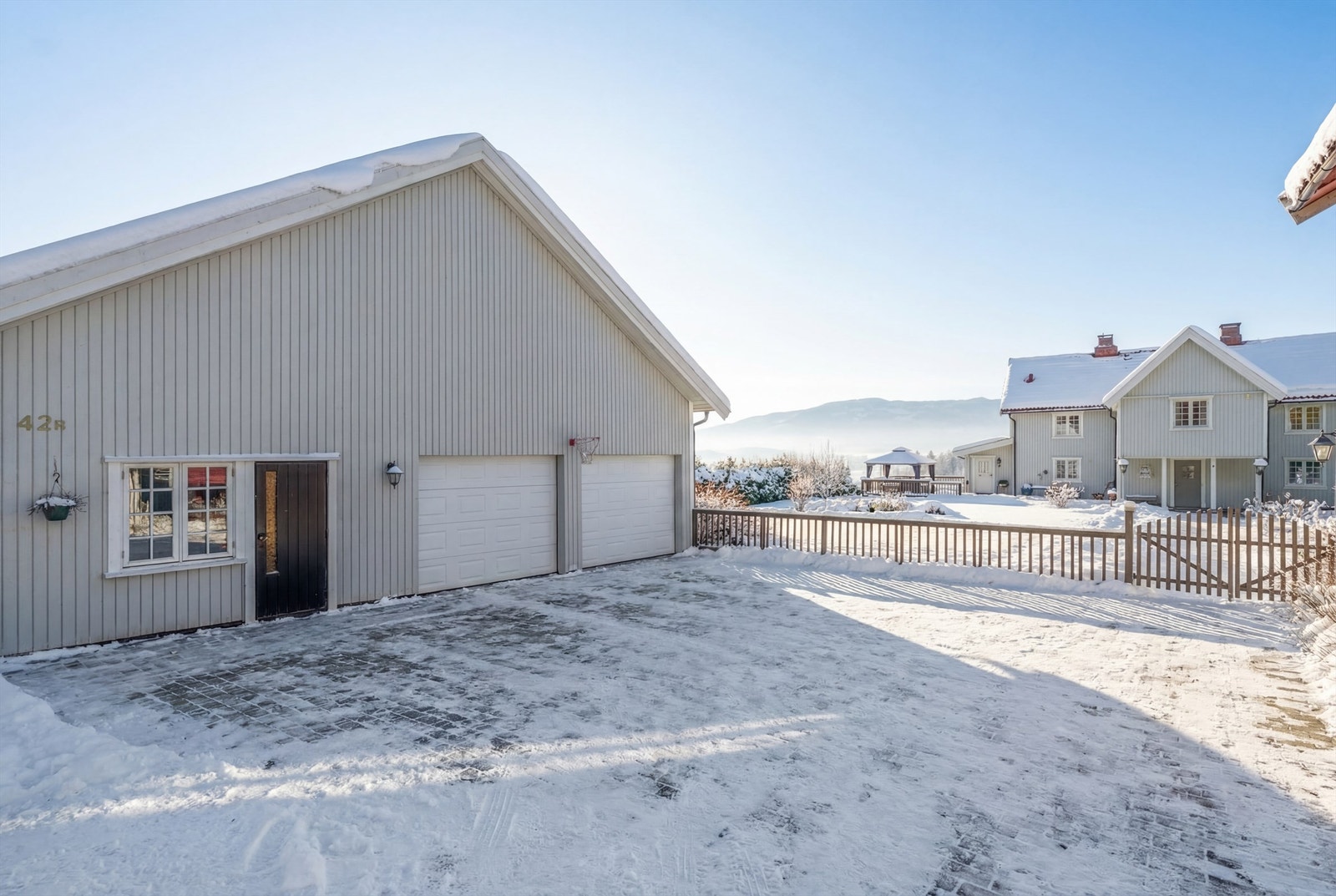 Gårdsplass med mye plass til biloppstilling samt en garasje på 105 kvm! (Illustrasjonsbilde) Galleribilde