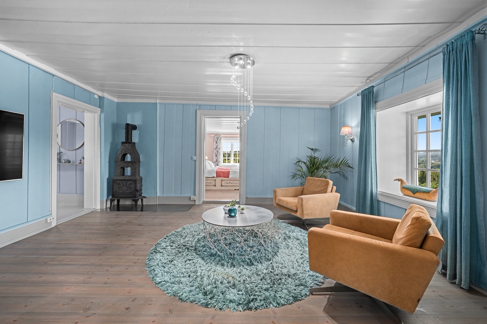 TV-stuen har en flott og historisk peisovn Galleribilde