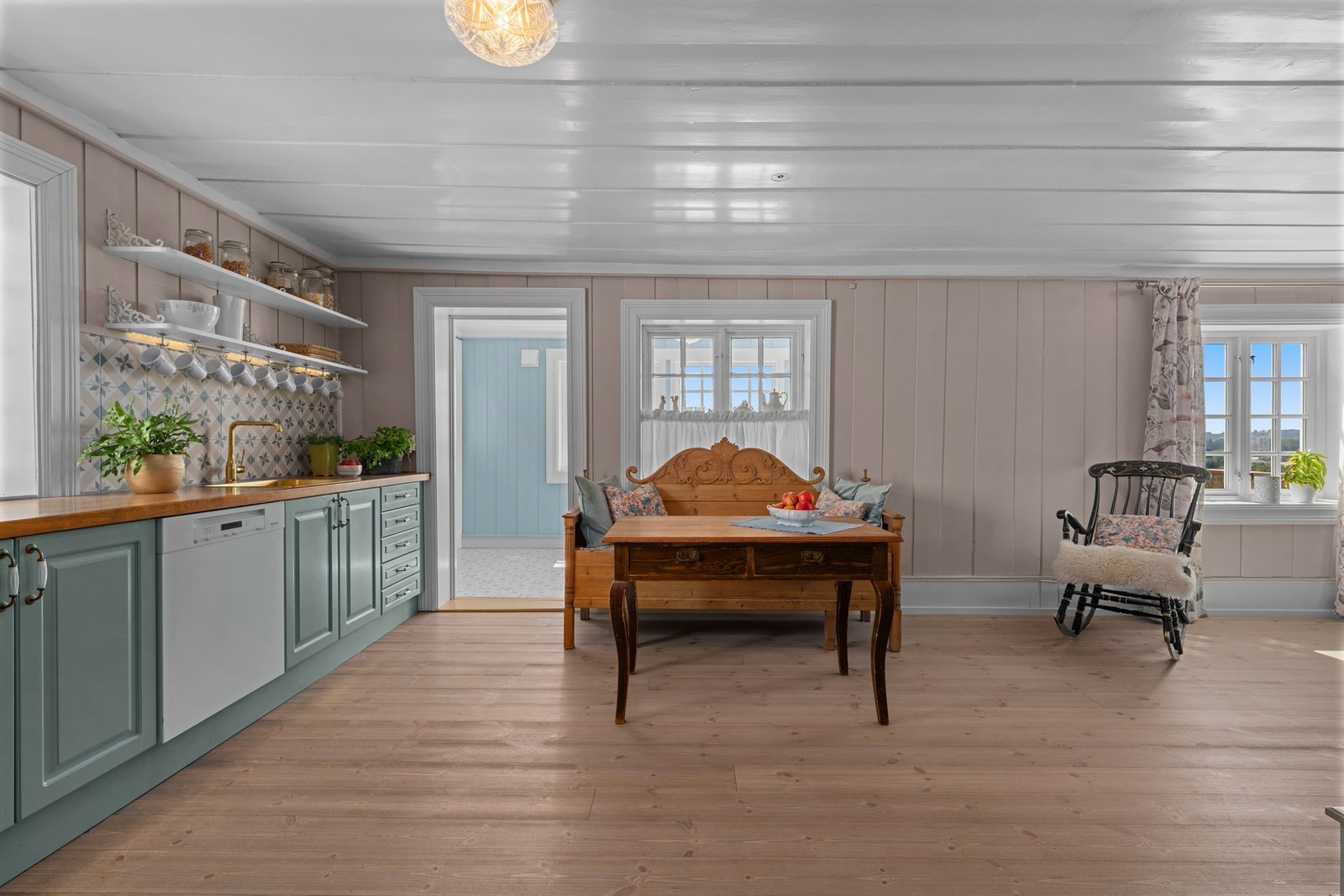 Fra kjøkkenet har man adkomst ut til terrassen og trapp ned til kjelleren Galleribilde