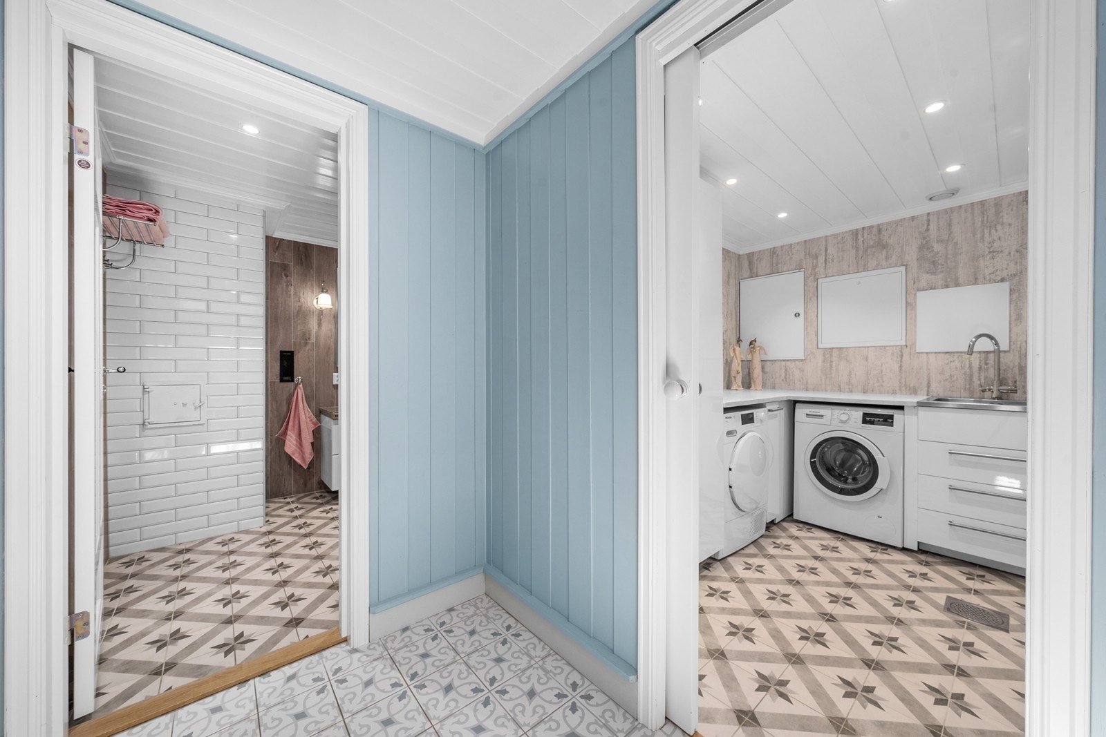 Bad og vaskerommet i underetasjen er pusset opp i 2018 Galleribilde