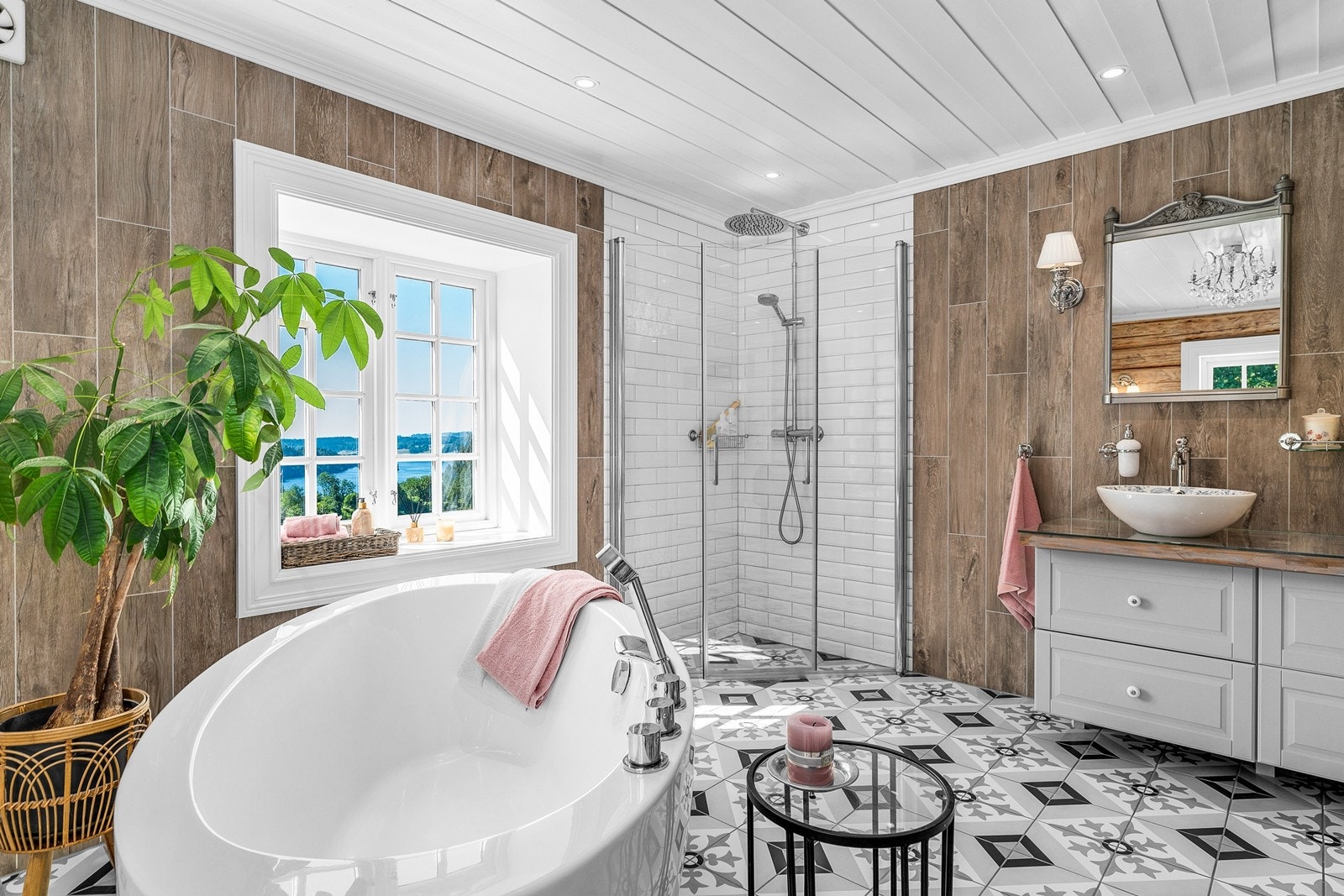 Et nydelig bad med dusjhjørne med innfellbare glassdører med dusjarmatur og regnfallsdusj Galleribilde