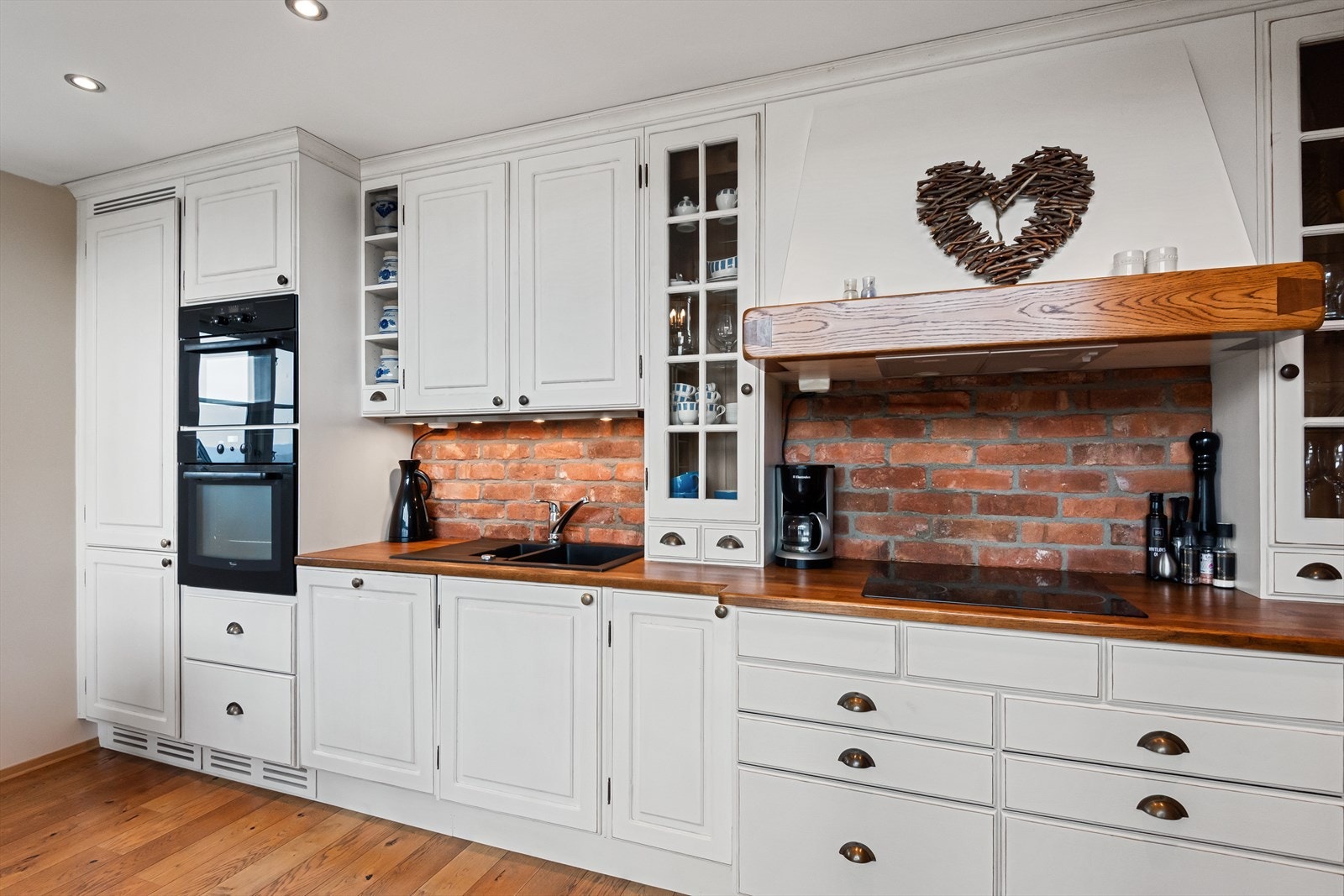 Stilrent kjøkken fra Kistefoss med integrerte hvitevarer. Galleribilde