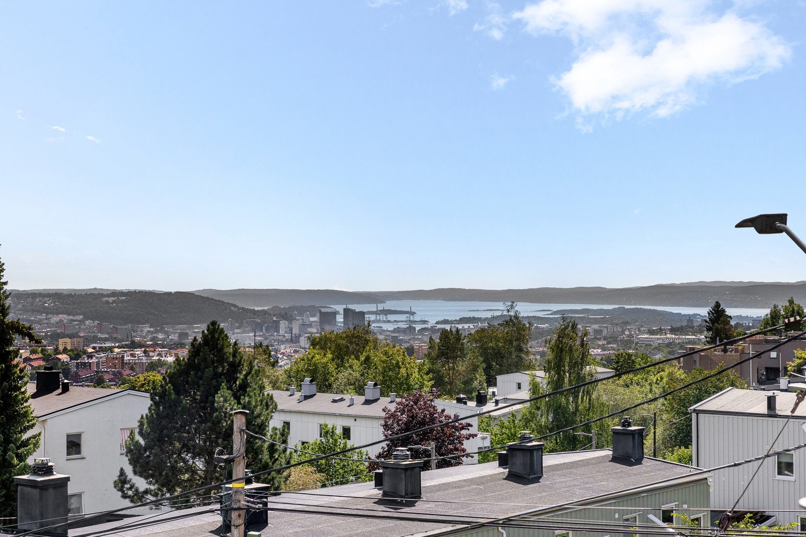 Seksjonen ligger i andre etasje og nyter godt av en fantastisk fjordutsikt fra uteplassene. Galleribilde