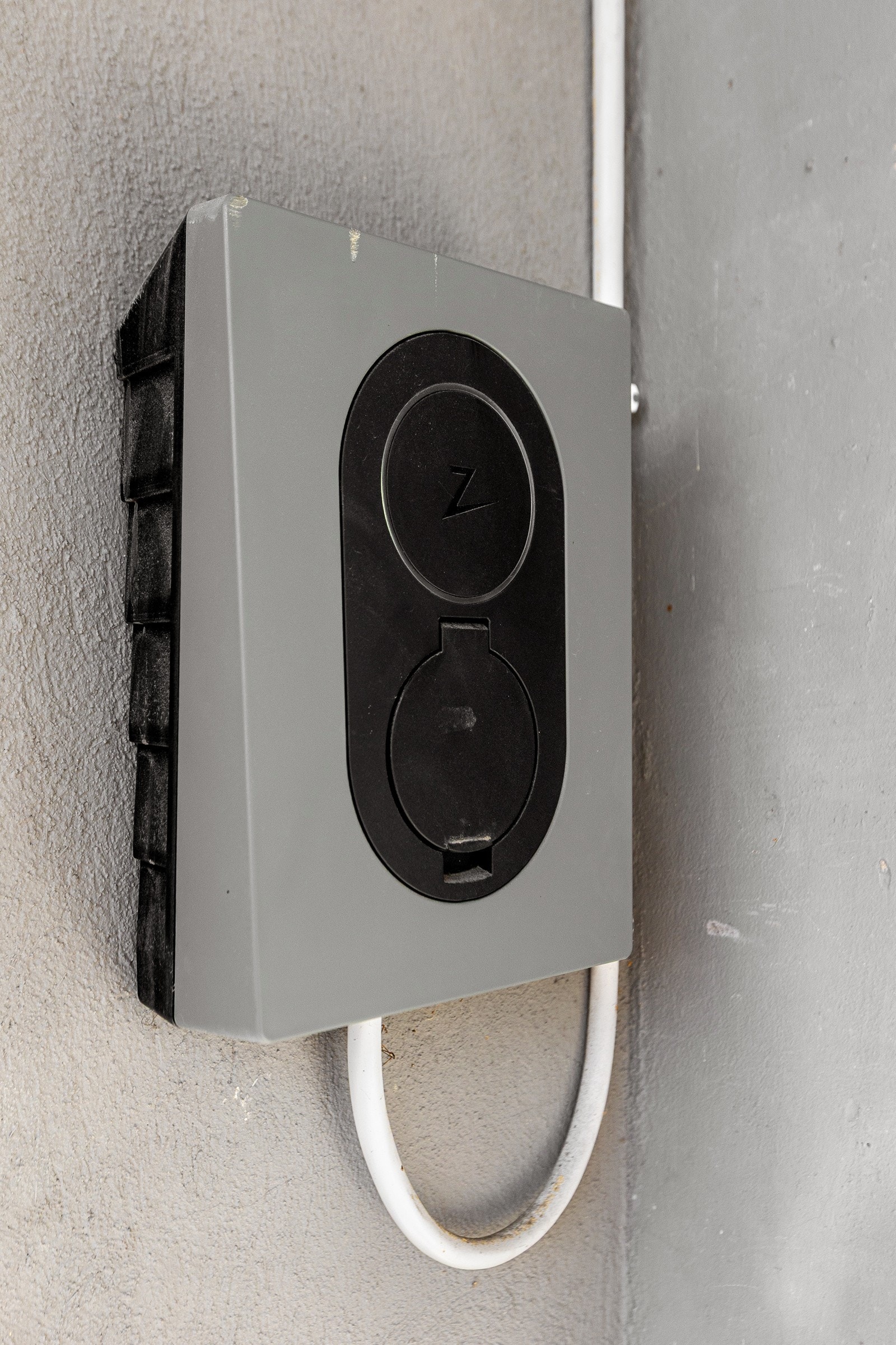 I garasjen ble det montert elbillader i 2023. Galleribilde