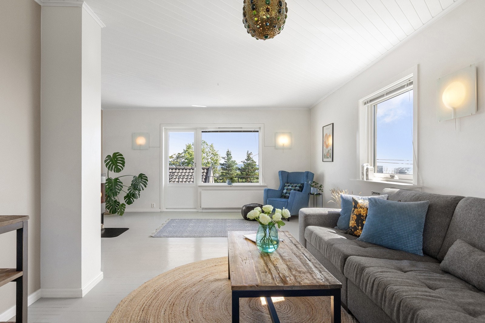 Stuen fremstår som velholdt, lys og trivelig med alle elementer for hygge. Galleribilde