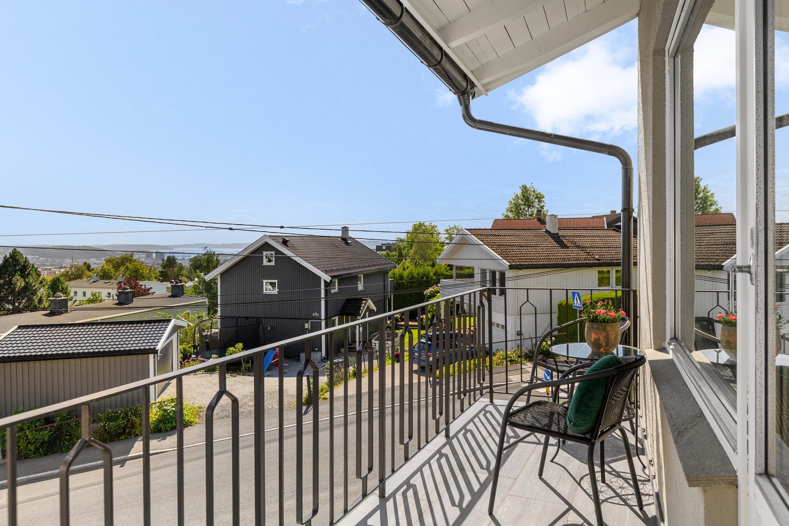 Fra stuen er det utgang til balkongen som er ca. 6,5 kvm, med rekkverk i smijern, overbygg og flislagt dekke. Galleribilde