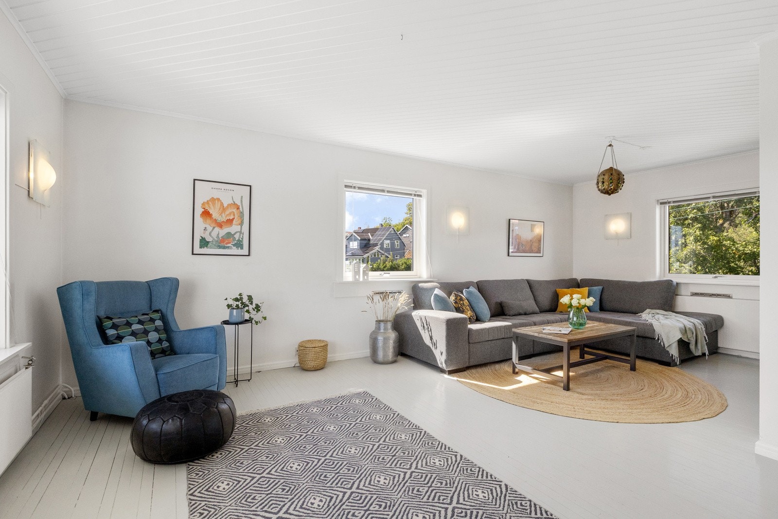 Stuen er lys og luftig med dagslys fra vinduer i tre himmelretninger. Galleribilde