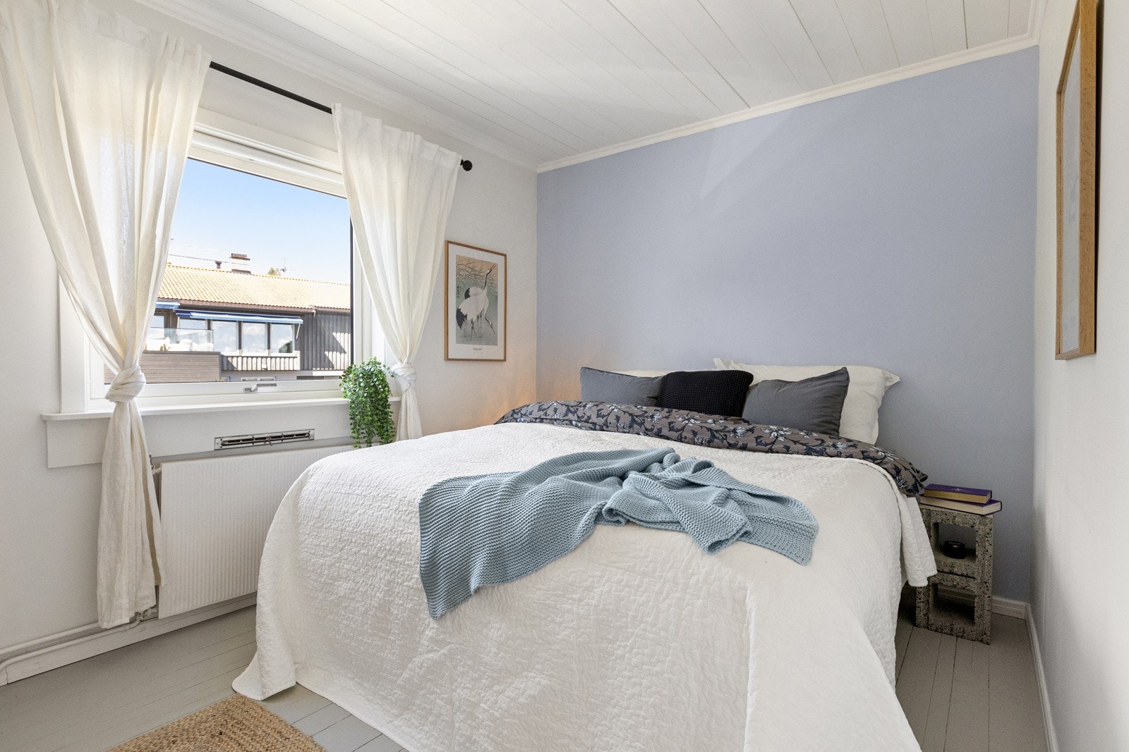 Seksjonen har tre gode soverom, alle med malte tregulv og hvitmalt panelhimling. Galleribilde