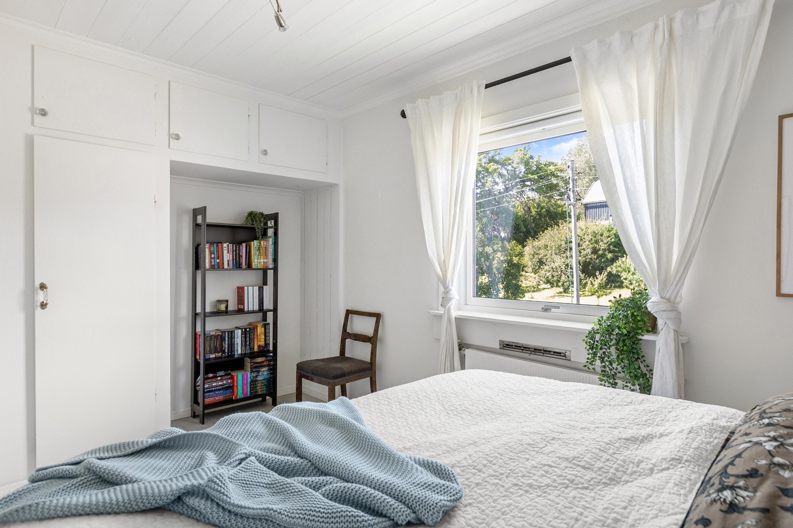 Dette rommet er innredet med plassbygde skap og har fint utsyn mot nabolaget. Galleribilde