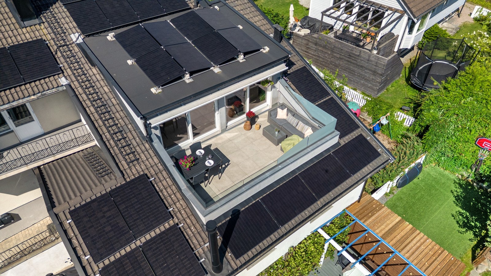 Boligen har taktekking fra 2002/2003 og 2017, samt solcellepanel fra 2023 som er energibesparende. Galleribilde