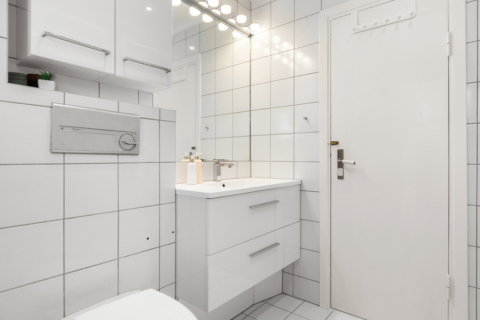 Badet er helfliset med gulvvarme, downlights, samt oppgraderte fuger og en servantinnredning fra 2017. Galleribilde